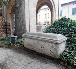 Im Park neben dem Grab