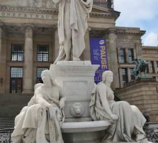 Gendarmenmarkt: der Schillerbrunnen