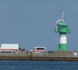 Der kleine grün-weiße Leuchtturm auf der Mole