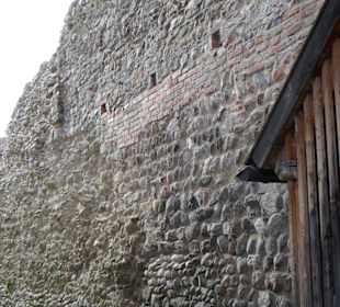 Rechts Holztreppe zum Eingang Roter Turm