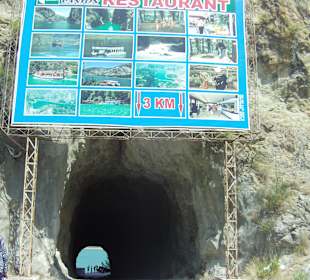 Fahrt durch den Tunnel des Berges 