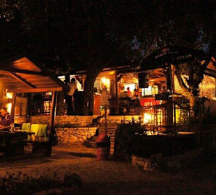 Restaurand neben Steinbruch entlang des Hafen