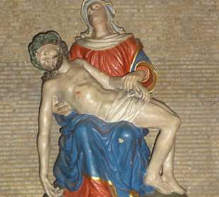 Statuen an den Wänden des Kirchenschiffes