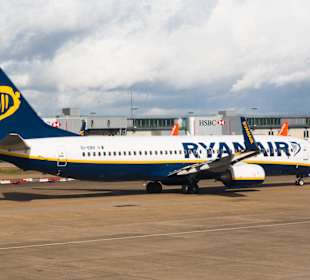 На летном поле самолет RYANAIR