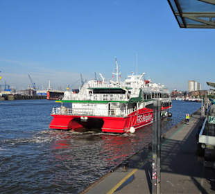 Der Halunder Jet an den Landungsbrücken