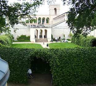 Blick vom Tempeldach auf Belvedere,vornLaubengang