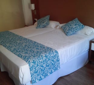 Großes Bett