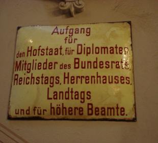 Aufgang nur für feine Leute