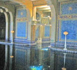 Indoorpool mit Sprungturm