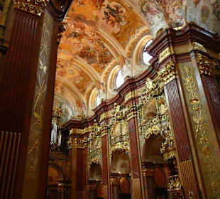 Ołtarz w barokowym klasztorze