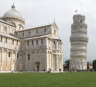 Duomo e torre di pisa visti dall'esteno