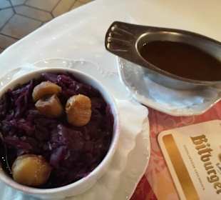 Halbe Ente, Rotkraut, Knödel, Orangensoße