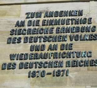 Inschrift am Sockel des Denkmals