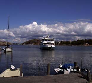 Ankunft der Fähre auf Brännö