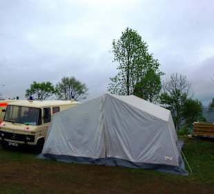 Bei Regen reiner Zeltbetrieb - Rettungskräfte