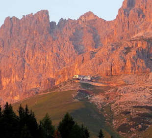 Die Kölner Hütte (2337 m) im Abendrot