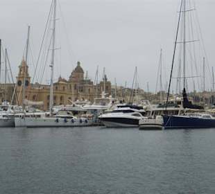 Port jachtowy widoczny z promu.