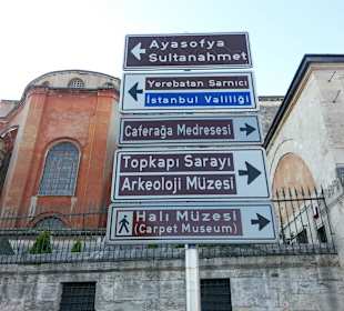 Wegweiser zum Palast