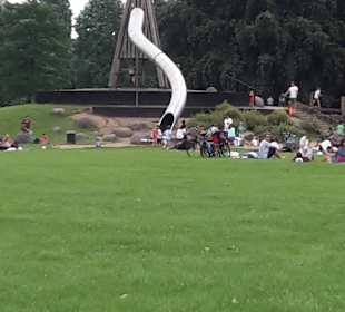 Großer Park mit Spielwiese