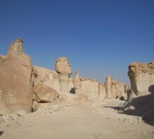 Wüsten-Allee mit Sandsteinfiguren