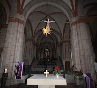 Zelebrationsaltar im Chor