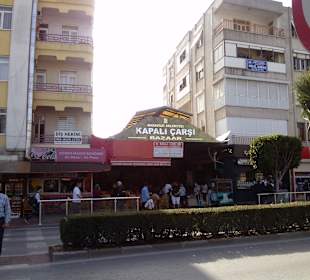 Der Eingang zum großen Basar am Montag