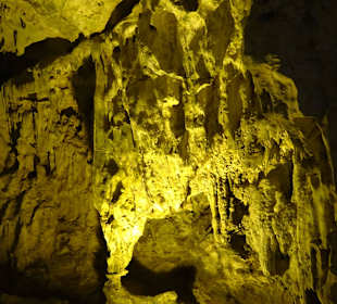 Verschieden Steinformationen in der Höhle