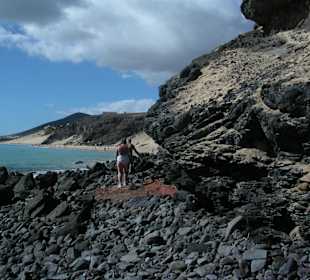 Steinpassagen bei Strandwanderung