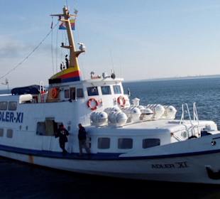 Schiff an der Seebrücke