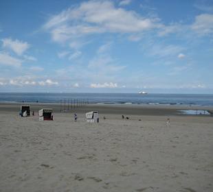Sehr ruhiger Strand rechts vom Ort gelegen