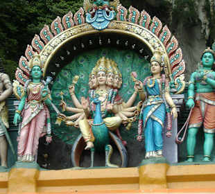 Dachschmuck im Eingangsbereich zur Höhle