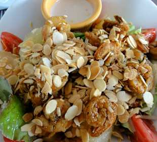 Exotischer Salat mit Crevetten und Mandeln