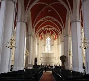 Blick zum verkleideten Altar