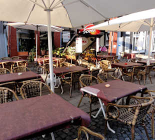 Tische vor dem Restaurant Taormina