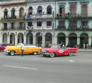 Oldtimer Haltestelle in der Innenstadt Havanna