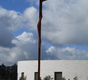 Crocefisso davanti alla SS Trinità