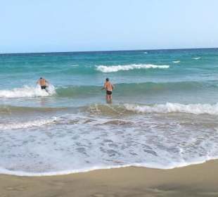 Abendliches Bad im Meer im Dezember