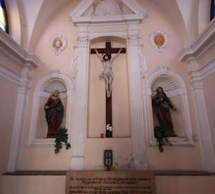 Heiligenfiguren in kleiner Kapelle