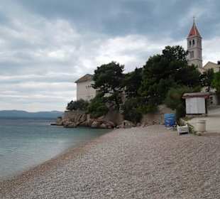 Strand beim Kloster in Bol