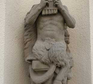 Hirtengott Pan an der Wandelhalle von Bad Neustadt
