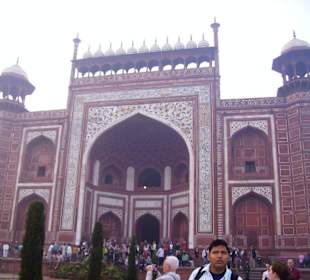 Das Tor mit den 22 Türmen