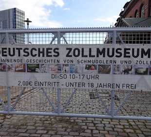 Vor dem Museum