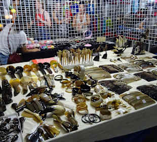 Auf dem Night Markt in Hanoi unterwegs