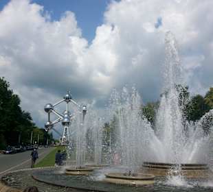 Atomium mit Springbrunnen