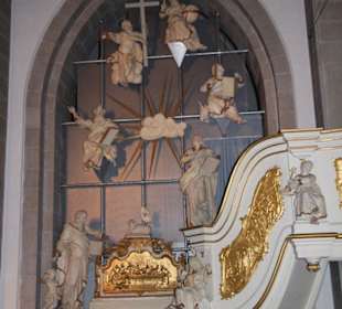 Barocke Reliefs und Kanzelaufgang