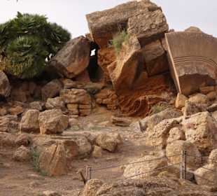 Reste eines Tempels, zum Bauklötze staunen