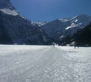 "Begehbarer" Vilsalpsee im Winter