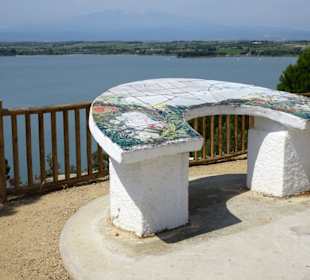 Infotafel am Aussichtspunkt über den See