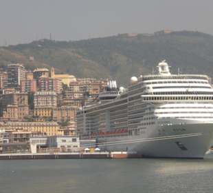 Kreuzfahrt-Riese mit Hafen 