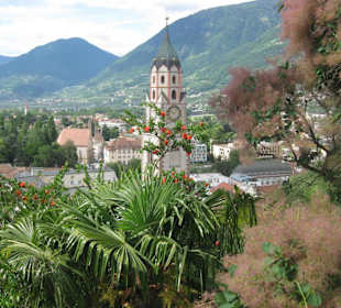 Blick auf Weg von Dorf Tirol nach Meran